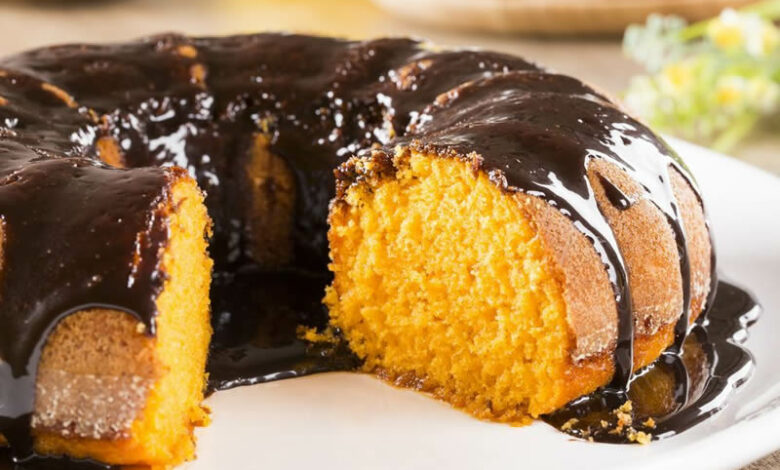 Bolo de cenoura com raspas de chocolate